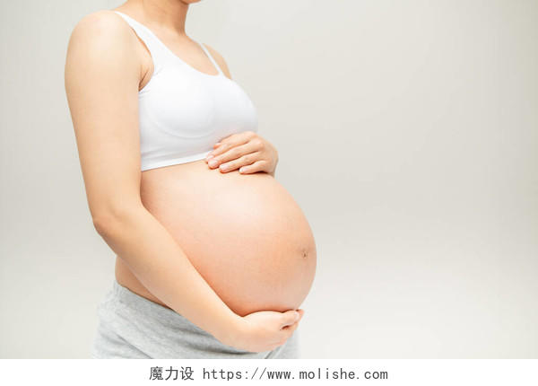 怀孕的女人摸她的大肚子